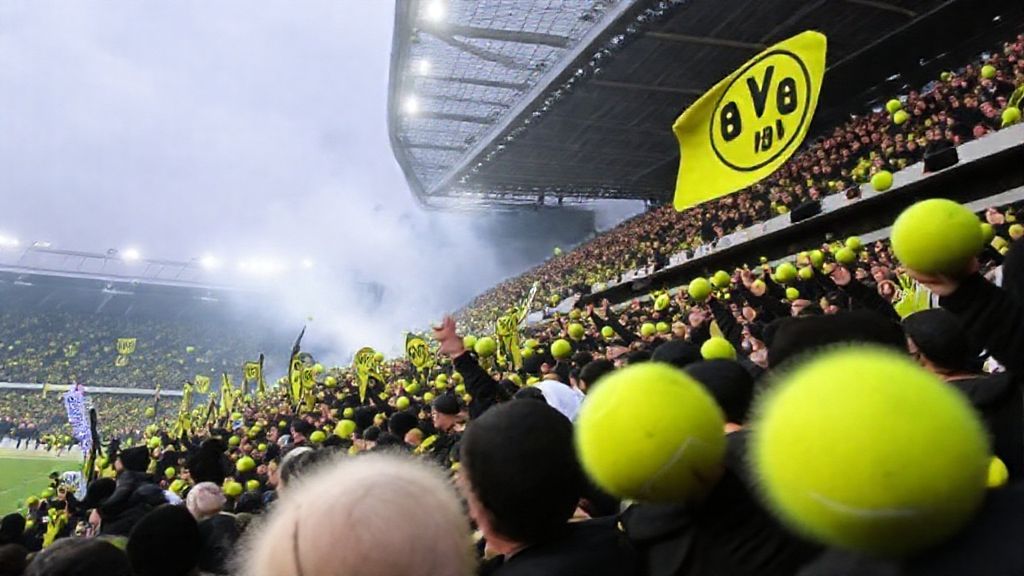 黄澄澄的抗议雨！多特蒙德南看台再施网球魔法